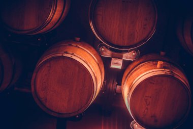 Biraz şarap fıçıları bir mahzende görüntüsünü kapatmak.