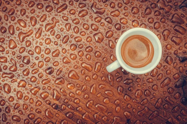 Eine Kaffeetasse Auf Einer Holzplattform Mit Regentropfen — Stockfoto