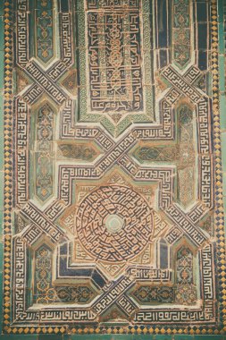 Renkli Arapça süslemeleri bir duvara yakın çekim.