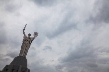 Kalkan ve kılıç, Kiev Ukrayna bulutlu bir gökyüzü karşı Sovyet annelik heykeli.