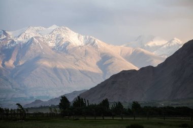 Tahikistan bir karlı dağ manzarası.