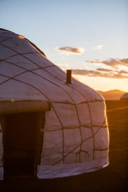 Bir yurt Kırgızistan bir çayır üzerinde akşam kadeh.