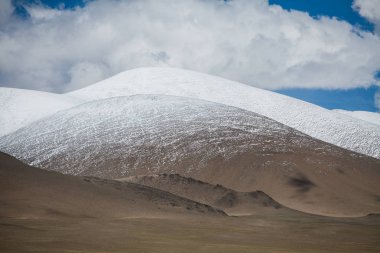 Tacikistan karlı bir dağ manzarası.