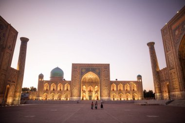 Semerkand, Özbekistan - 7 Haziran 2017: İnsanlar yürüyüş Semerkand, Özbekistan'a Registan Sarayı önünde.