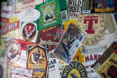 Bucharest, Romanya - 29 Temmuz 2018: Açıklayıcı-içerik görüntü çeşitli alkol etiket Bükreş, Romanya bir barda bir duvara görüntülenir.