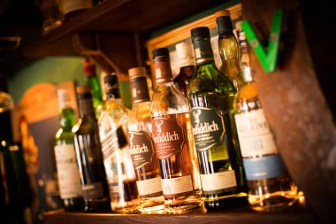 Bükreş Romanya - 29 Temmuz 2018: Çeşitli şişe alkol görüntülenen çubuk Bükreş, Romanya.