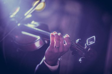 Keman çalmaya tanımlanamayan bir adam çekim.