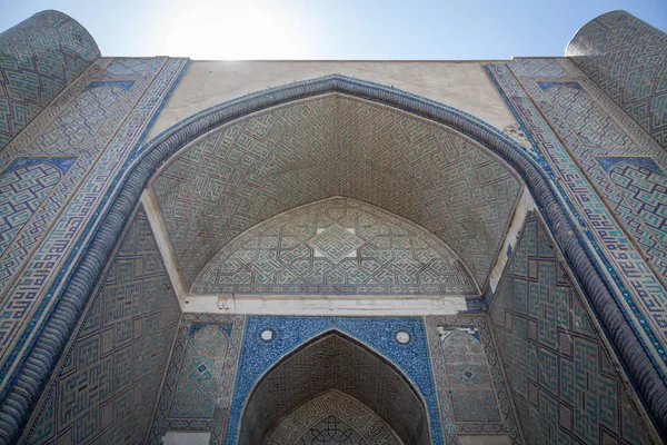 乌兹别克斯坦布哈拉学校入口的彩色图像 — 图库照片