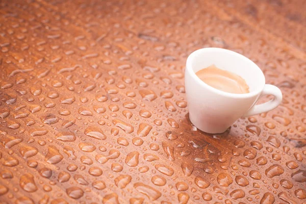 Una Tazza Caffè Una Piattaforma Legno Con Gocce Pioggia — Foto Stock