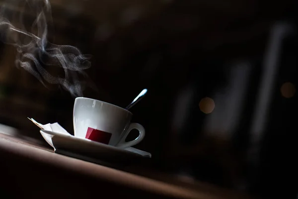コーヒー カップから出てくるいくつかの蒸気のカラー画像 — ストック写真