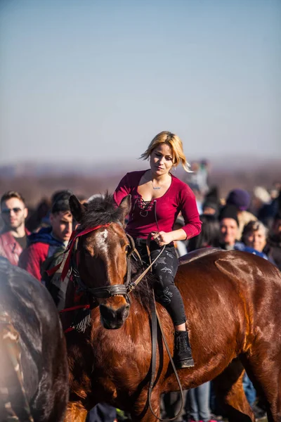 Pietrosani Romania Gennaio 2018 Giovane Donna Cavallo Nelle Celebrazioni Dell — Foto Stock