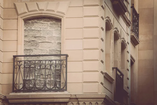 Kleurenafbeelding Van Een Dichtgemetseld Opwaarts Venster Een Balkon — Stockfoto