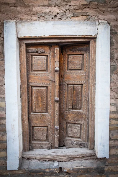 Duvardaki Eski Ahşap Kapı — Stok fotoğraf