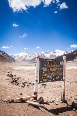Ak Bayral Pass, Tacikistan - 23 Haziran 2017: (4655m), Ak Baytal geçişte Pamir Highway, Tacikistan göstergesi görünümünü.