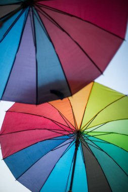 Çok renkli bir şemsiye atış kapatın.