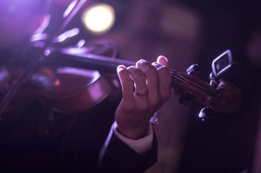 Keman çalmaya tanımlanamayan bir adam çekim.