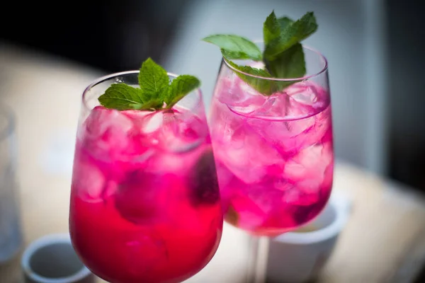 Colpo Vicino Cocktail Rosa Decorato Con Una Foglia Menta — Foto Stock