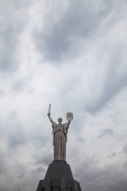Kalkan ve kılıç, Kiev Ukrayna bulutlu bir gökyüzü karşı Sovyet annelik heykeli.