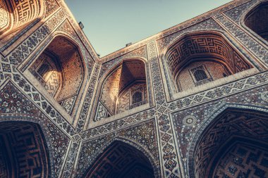 Buhara, Özbekistan 'da bir medrese detayı ile renk resmi.