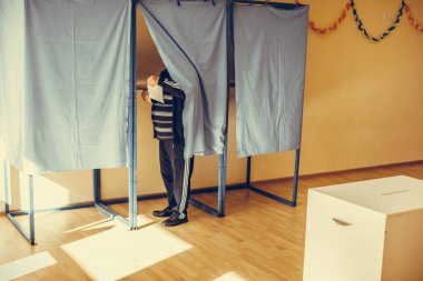 Renkli görüntü seçimleri sırasında bir yoklama istasyonunda bir oy döküm bir Tanımlanamayan kişi.