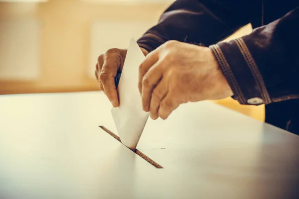 Imagem Colorida Uma Pessoa Que Vota Posto Votação Durante Eleições — Fotografia de Stock