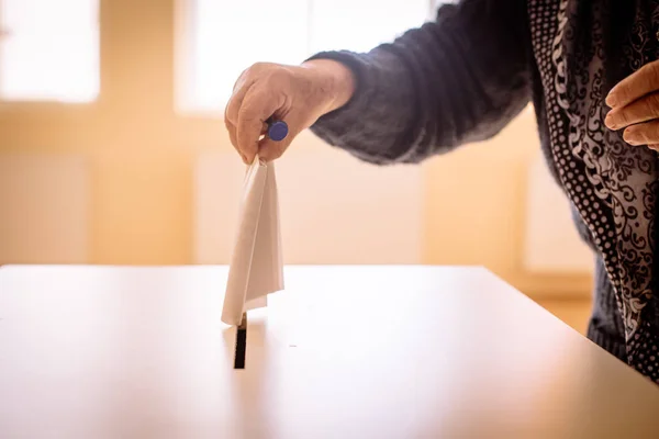 Imagem Colorida Uma Pessoa Que Vota Posto Votação Durante Eleições — Fotografia de Stock