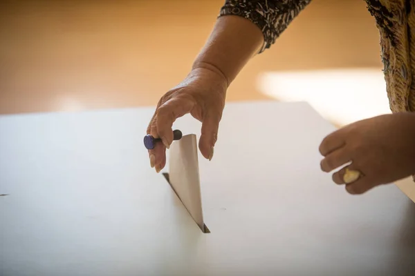 選挙中の投票所で投票を行う者のカラー画像 — ストック写真