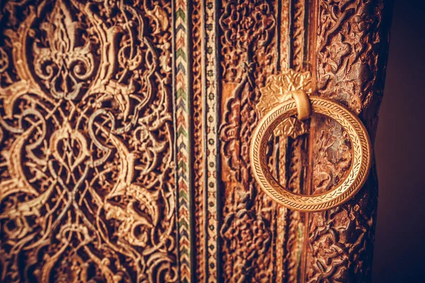 Ahşap Bir Kapı Bir Yuvarlak Kolu Yüzük Arapça Süslemeleri Yakından — Stok fotoğraf