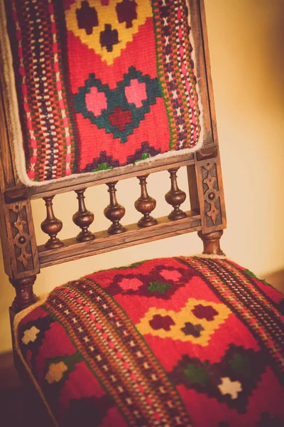 Stare Krzesło Tradycyjnymi Rumuńskimi Motywami — Zdjęcie stockowe