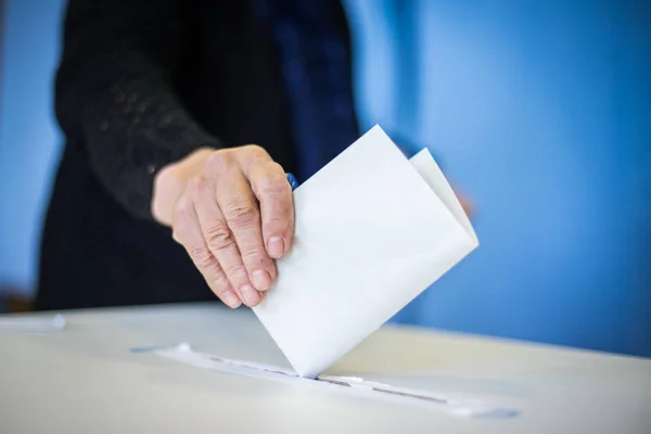 Immagine Colori Una Persona Che Lancia Voto Seggio Elettorale Durante — Foto Stock