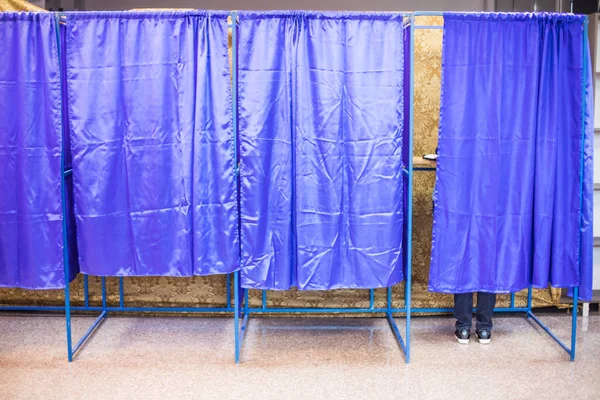 Imagem Colorida Uma Pessoa Não Identificável Votando Cabines Posto Votação — Fotografia de Stock