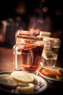 Iki dumanı tüten fincanın renkli görüntüsü, limon dilimleriyle.