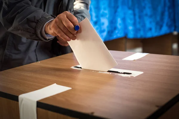 Image Couleur Une Personne Votant Dans Bureau Scrutin Pendant Les — Photo