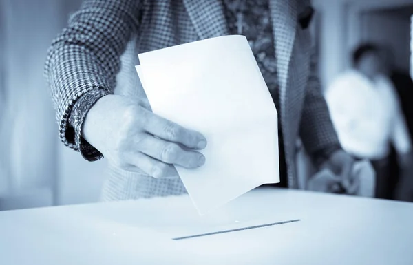 Farbbild Einer Person Die Während Der Wahlen Einem Wahllokal Einen — Stockfoto