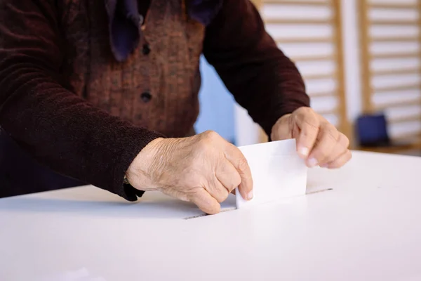 Farbbild Einer Person Die Während Der Wahlen Einem Wahllokal Einen — Stockfoto