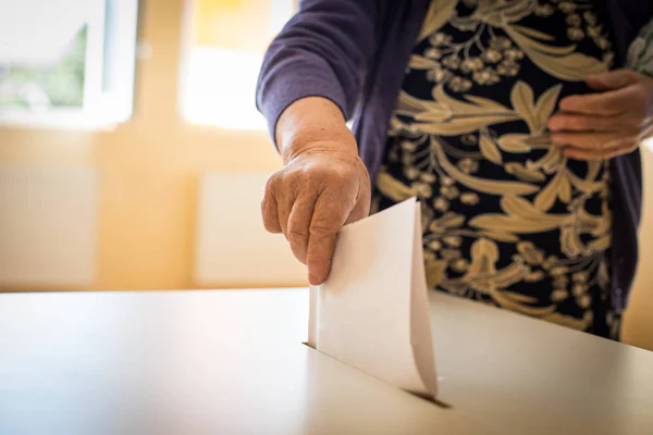 Seçimler Sırasında Sandık Merkezinde Kullanan Bir Kişinin Renkli Görüntüsü — Stok fotoğraf