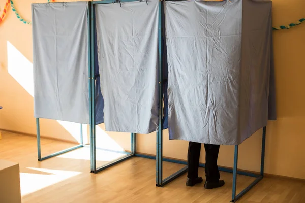 Tanımlanamayan kişi bir Yoklama İstasyonu kabinleri seçimler sırasında oy renkli görüntü.