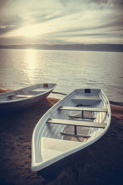 Две Лодки Берегу Озера Закате — стоковое фото