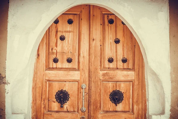 Imagen Algunas Decoraciones Una Puerta Madera — Foto de Stock