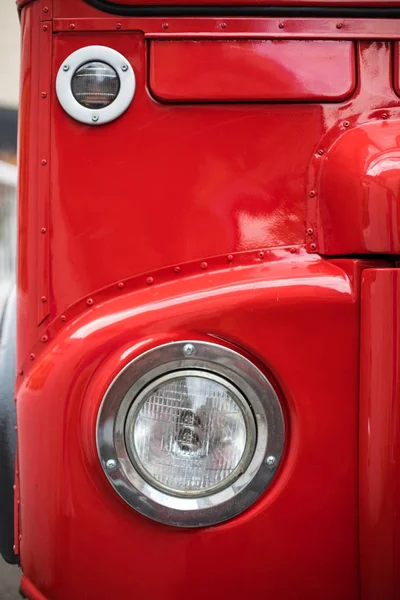 Detail Eines Roten Doppeldeckerbusscheinwerfers — Stockfoto