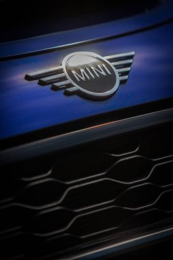 Bucharest, Romanya - 15 Mayıs 2018: Bükreş, Romanya resimde bir Mini araba Hood açıklayıcı editoryal atış yakından. Mini bir İngiliz otomotiv markasıdır.