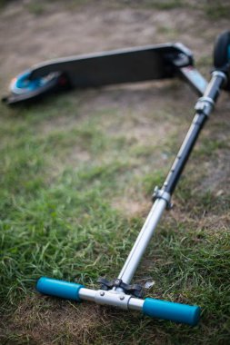Bir scooter görüntüsünü bazı çimlere düştü.