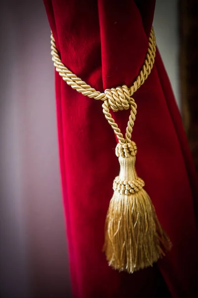 奢华的红色窗帘和绳索的形象 — 图库照片