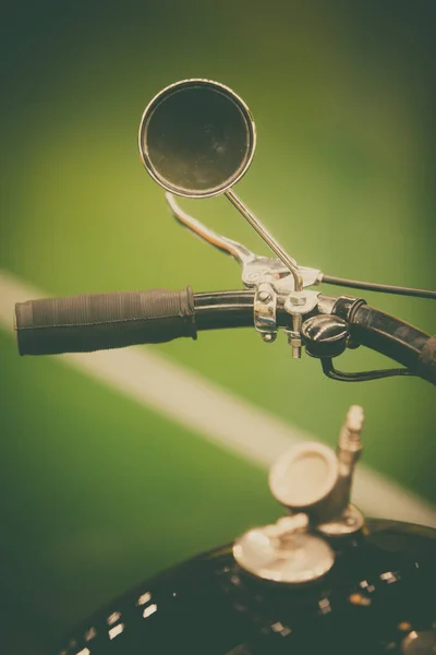 ビンテージ バイクのバックミラーのクローズ アップ — ストック写真
