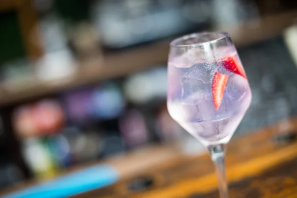 Nära Upp Skott Rosa Cocktail Dekorerad Med Jordgubbar — Stockfoto