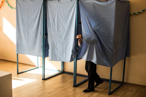 Farbbild Einer Nicht Identifizierbaren Person Die Während Der Wahlen Wahlkabinen — Stockfoto