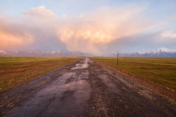 Fırtına Sonrası Doğal Bozuk Yol Görünümünü — Stok fotoğraf