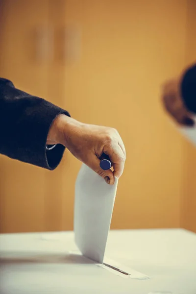 Imagem Colorida Uma Pessoa Que Vota Posto Votação Durante Eleições — Fotografia de Stock