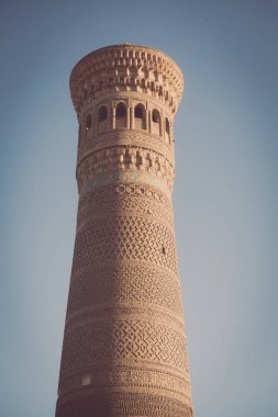 Özbekistan, Khiva 'daki bir medrese kulesinin renk resmi.