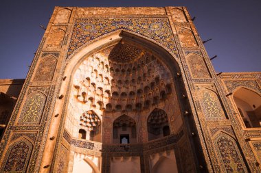 Bukhara, Özbekistan 'da medrese girişi olan renk resmi.